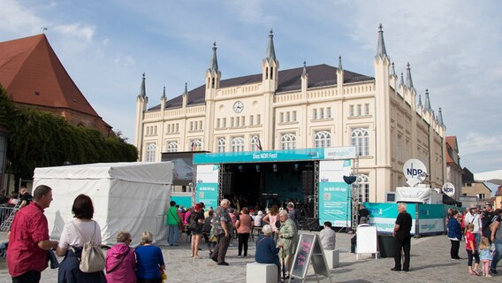 Bühne mit Bützows wunderschönem Rathaus  Foto: Jan-Philipp Baumgart