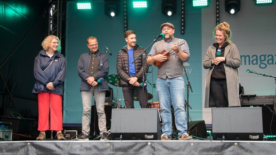 Stefan Kuna menyanyikan Kunagramnya untuk Hagenow Foto: Jan Baumgart