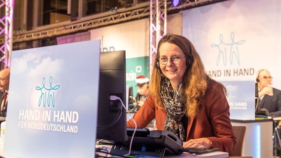 Mecklenburg-Vorpommerns Kulturministerin Bettina Martin (SPD) war schon um 6 Uhr am Spendentelefon.  Foto: Georg Hundt