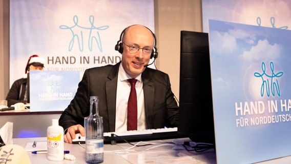 Christian Pegel, Minister für Energie, Infrastruktur und Digitalisierung in MV, hat sich früh auf den Weg gemacht, um Ihre Spenden entgegenzunehmen.  Foto: Georg Hundt