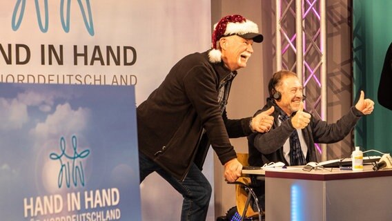 Sänger Klaus-Dietrich "Dick'n" Lass hat mit NDR Angelprofi Heinz Galling am Spendentelefon für gute Laune gesorgt.  Foto: Georg Hundt