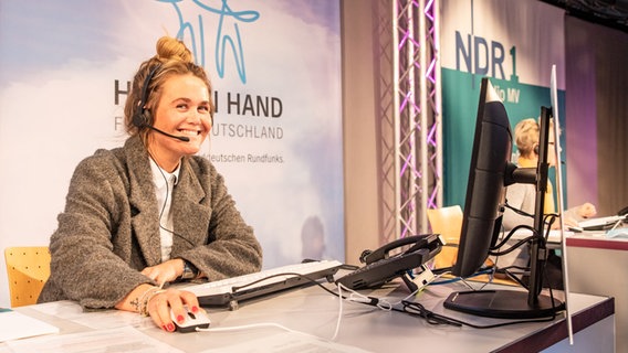 NDR 1 Radio MV Moderatorin Theresa Hebert ist extra aus der Stefan Kuna Show gekommen, um während der Sendung ein paar Anrufe anzunehmen.  Foto: Georg Hundt