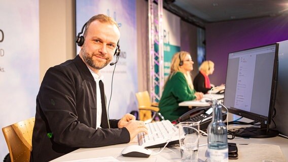 Als sich Neubrandenburgs Oberbürgermeister Silvio Witt (parteilos) ans Telefon gesetzt hat, waren schon mehr als 1,6 Millionen Euro eingegangen. Im Hintergrund: NDR 1 Radio MV Moderatorinnen Marilyn Pagel und Dörthe Graner.  Foto: Georg Hundt