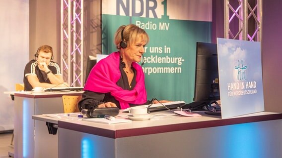 Bildungsministerin und stellvertretende Ministerpräsidentin Simone Oldenburg am Spendentelefon.  Foto: Georg Hundt