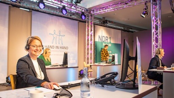 Landtagspräsidentin Birgit Hesse am Spendentelefon.  Foto: Georg Hundt