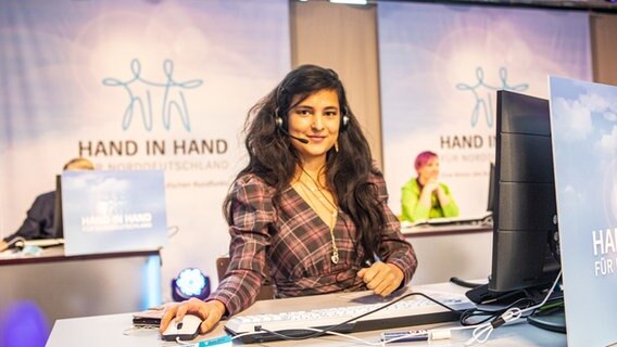 Sängerin Carina Castillo am Spendentelefon.  Foto: Georg Hundt