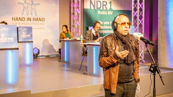 Sänger der Band City Toni Krahl am Spendentelefon.  Foto: Georg Hundt