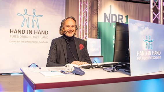 Rostocker Kunsthallen-Chef Dr. Uwe Neumann am Spendentelefon.  Foto: Georg Hundt