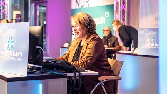Ursula Haselböck, Intendantin der Festspiele Mecklenburg Vorpommern am Spendentelefon.  Foto: Georg Hundt