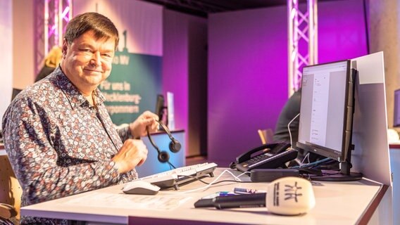 Spaßvogel Leif Tennemann am Spendentelefon.  Foto: Georg Hundt