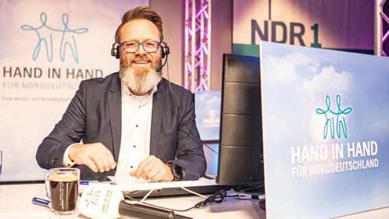Oberbürgermeister von Rostock Claus Ruhe Madsen am Spendentelefon.  Foto: Georg Hundt
