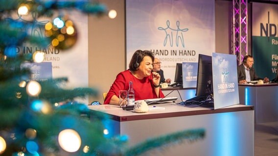 Ministerin für Soziales, Gesundheit und Sport Stefanie Drese am Spendentelefon.  Foto: Georg Hundt