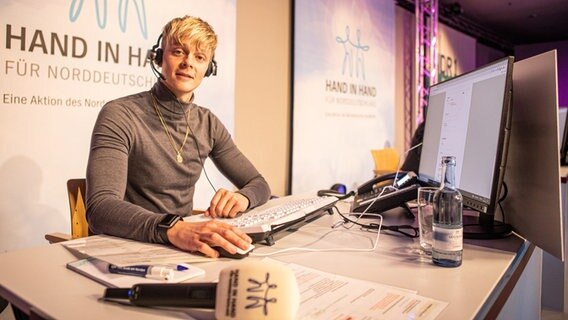 Sänger Jonas Monar bei uns am Spendentelefon.  Foto: Georg Hundt