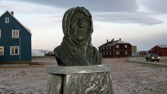 Skulptur von Roald Amundsen auf Spitzbergen  