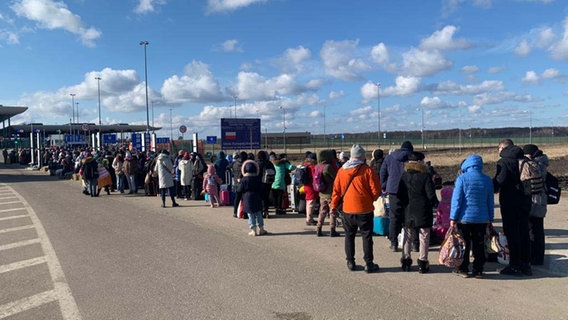 An der Grenze zu Polen stehen die Menschen Schlange.  Foto: Marcel Henschel