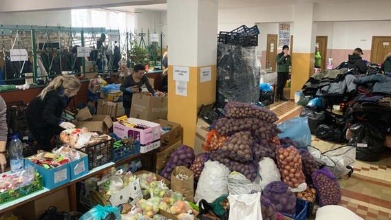 In der Ukraine werden die Hilfsgüter wie Kleidung und Lebensmittel verteilt.  Foto: Marcel Henschel
