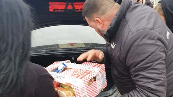An der Grenze zu Polen werden die Hilfsgüter im Auto verladen.  Foto: Marcel Henschel