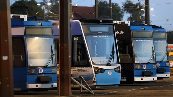 Ein Schienenersatzverkehr-Bus steht mit offenen Türen vor den Blocks der Rostocker Südstadt. © dpa Foto: dpa-Zentralbild | Bernd Wüstneck