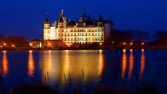 Das Schweriner Schloss in Abendstimmung © picture-alliance / ZB Foto: Michael Hanschke