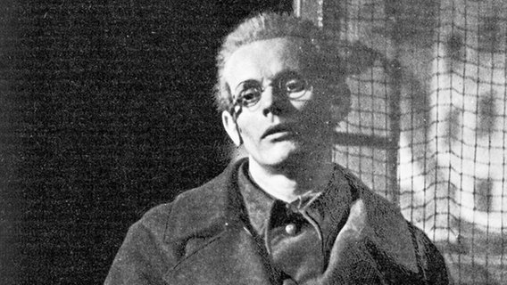 Wolfgang Borchert: "Draußen vor der Tür", Szenenbild der Uraufführung in den Hamburger Kammerspielen vom 21.11.1947, Hans Quest als Beckmann Wolfgang Borchert: "Draußen vor der Tür", Szenenbild der Uraufführung in den Hamburger Kammerspielen vom 21.11.1947, Hans Quest als Beckmann © picture-alliance / akg-images Foto: akg-images