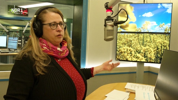 Susanne Bliemel im Studio von NDR 1 Radio MV  
