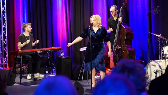 Annett Louisan mit Band. © NDR Foto: Jan-Philipp Baumgart