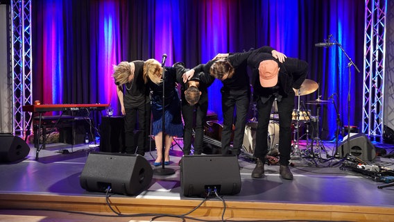 Annett Louisan und ihre Bandmitglieder verneigen sich. © NDR Foto: Jan-Philipp Baumgart