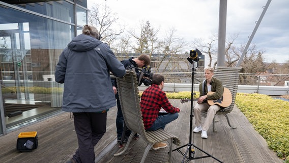 Jonas Monar und ein Kamerateam des NDR auf der Dachterrasse den Landesfunkhauses © NDR Foto: Svenja Pohlmann