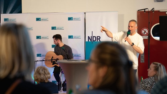 Moderator Nils Söhrens und Gitarrist Nico Weimer stehen auf der NDR Bühne © NDR Foto: Svenja Pohlmann
