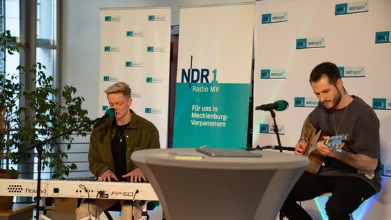 Jonas Monar am Kexboard und Nico Weimer an der Gitarre auf der NDR 1 Radio MV Bühne © NDR Foto: Svenja Pohlmann