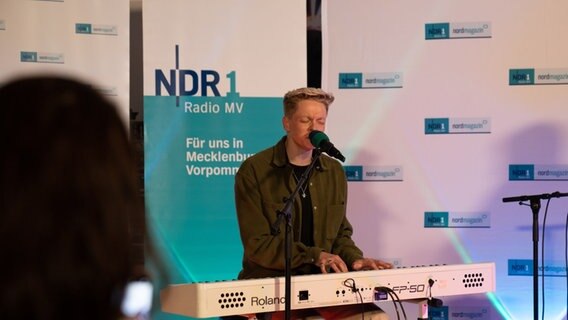 Jonas Monar am Keyboard © NDR Foto: Svenja Pohlmann