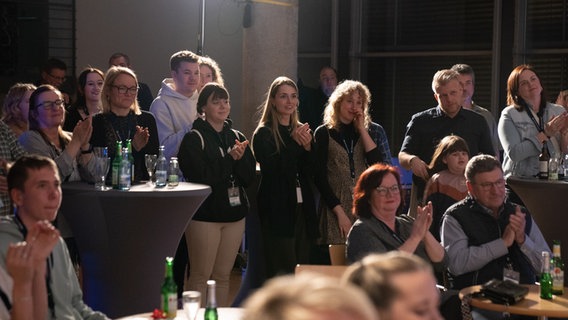 Zuschauer klatschen im Publikum. © NDR Foto: Svenja Pohlmann