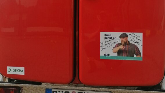 Der neue Schlauchwagen für die Feuerwehr auf der Insel Hiddensee mit dem Autogramm von Stefan Kuna. © ndr 
