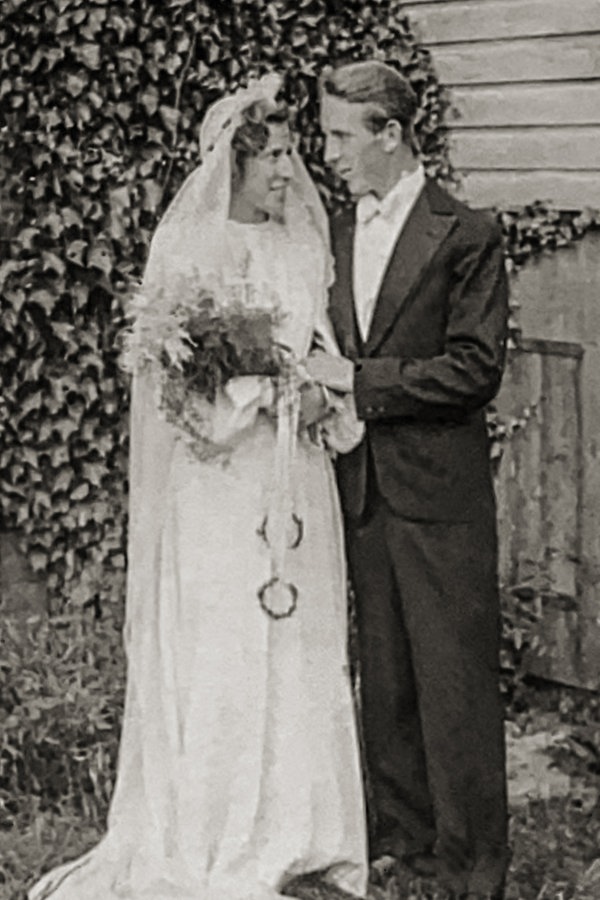 Heinz und Ingeborg Möller aus Barth bei ihrer Hochzeit 1945.  