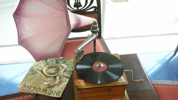 Antikes Grammophon mit Schallplatten © picture-alliance 