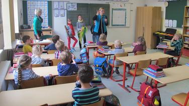 Kathrin Feistner spricht vor einer Klasse in der Grundschule Neubrandenburg. © NDR 