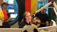 Kathrin und Hagen singen den Wettersong im Studio von NDR 1 Radio MV.  