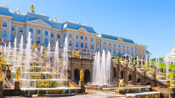 Wasserspiel im Schlosspark von Peterhof © Fotolia Foto: scaliger