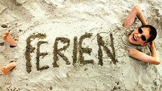 Schriftzug Ferien im Sand am Strand © picture-alliance / ZB 