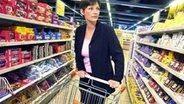 Kundin beim Einkaufen im Supermarkt © dpa 
