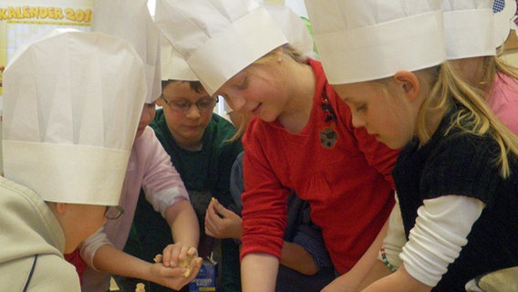 Dann dürfen die Schüler ran an den Teig. An diesem Tag testen rund 60 Schüler ihr Kochtalent aus.  Foto: Carsten Klehn