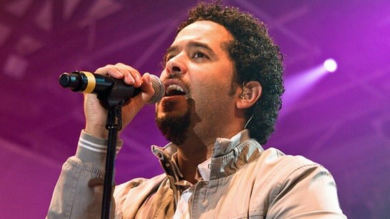 Adel Tawil von Ich + Ich auf der Sommertourbühne im Stadthafen von Sassnitz  