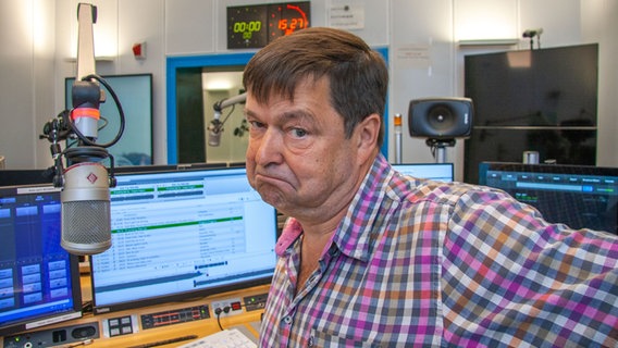 Leif Tennemann steht im NDR 1 Radio MV Studio, gestikuliert und schneidet humorvoll Grimassen © NDR Foto: Christian Kohlhof