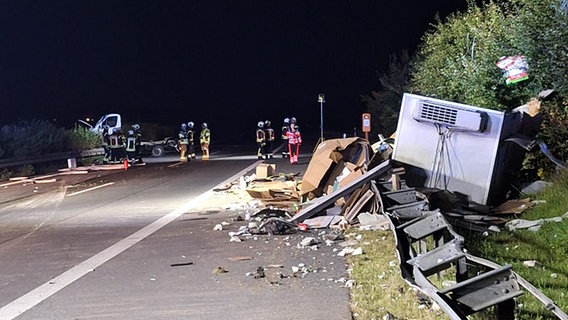 Zwei Fahrzeuge sind auf der A20 bei Dummerstorf zusammengestoßen. © Stefan Tretropp Foto: Stefan Tretropp