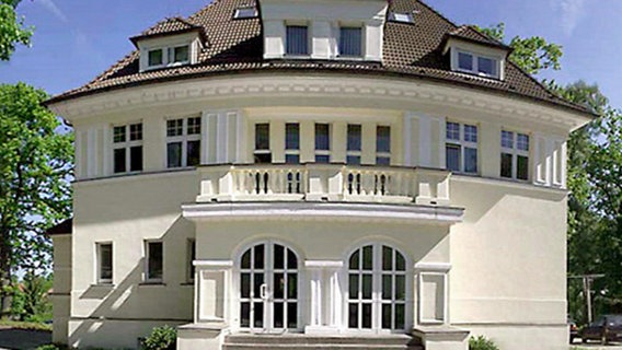 Villa vor dem NDR Landesfunkhaus in Schwerin.  