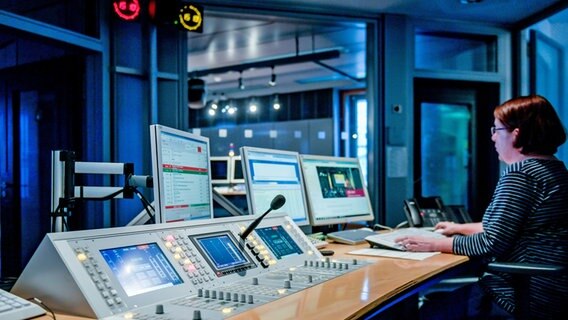Eine Redakteurin von NDR Info arbeitet im Funkhaus des Nordeutschen Rundfunks an einem Tonschnittprogramm. © picture alliance/dpa Foto: Axel Heimken