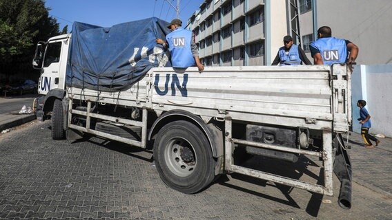 Ein Lastwagen der UN transportiert in Rafaj Lebensmittel für palästinensische Bürger, die in einer der Schulen des Hilfswerks der Vereinten Nationen für Palästina-Flüchtlinge im Nahen Osten (UNRWA) untergebracht sind. © dpa Foto: Abed Rahim Khatib