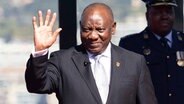 Cyril Ramaphosa winkt bei seiner Ankunft vor seiner Amtseinführung als Präsident Südafrikas in den Union Buildings. © picture alliance/dpa/Pool EPA Foto: Kim Ludbrook