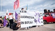 Teilnehmer der Demonstration "Kein Rammstein-Konzert in Berlin!" stehen vor dem Olympiastadion. © dpa Foto: Fabian Sommer