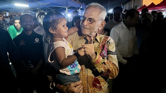 Ost-Timor Präsident Ramos Horta hält ein kleines Kind auf dem Arm © NDR Foto: Jennifer Johnston